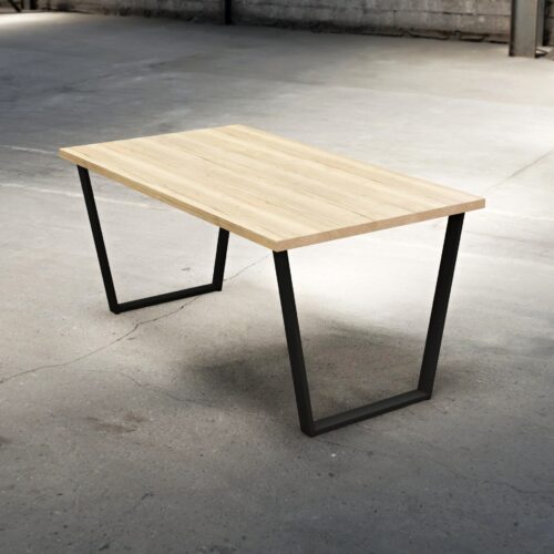 Jídelní stůl v moderním industriálním stylu - černé nohy, deska v dubovém dekoru