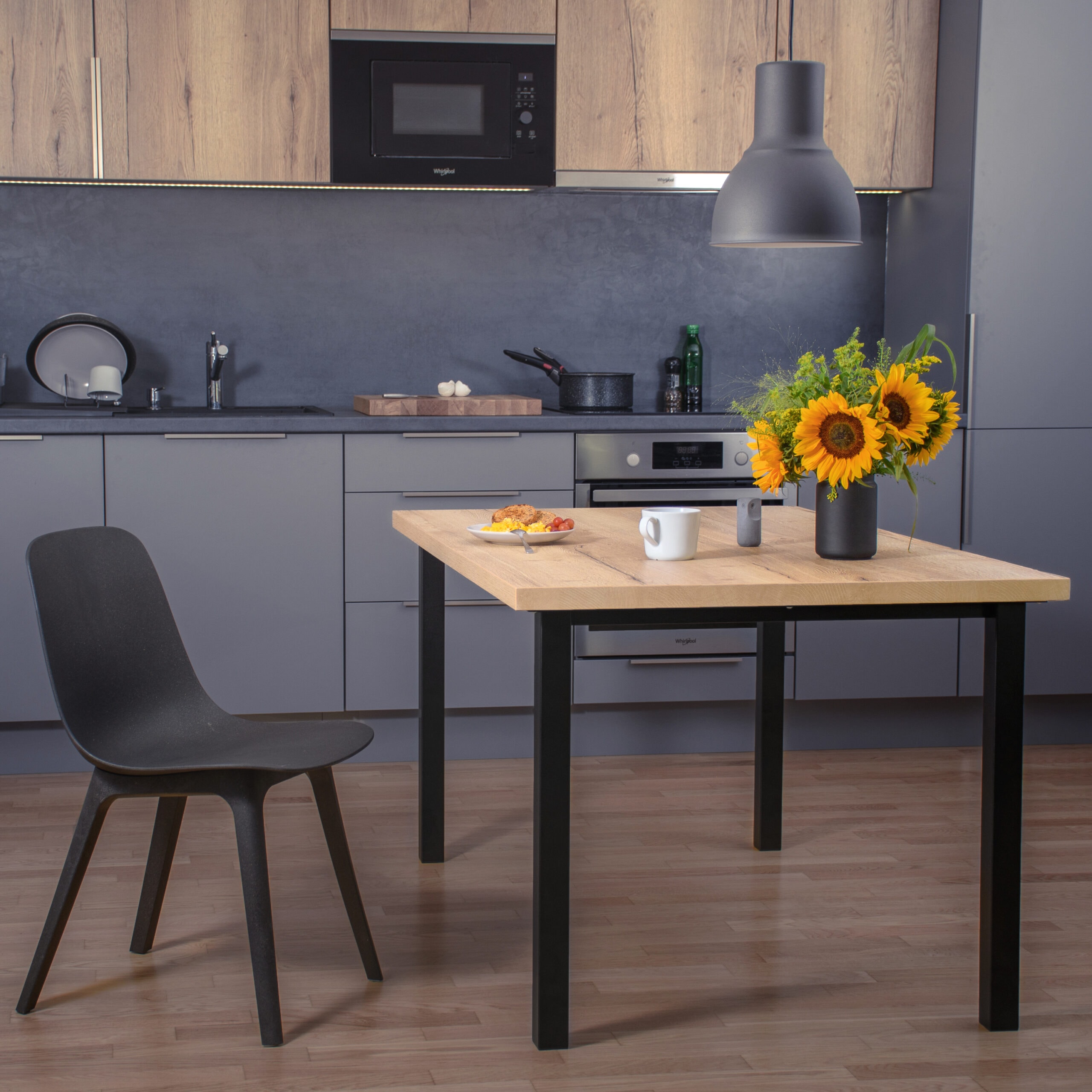 Jídelní stůl Ulti, dub halifax přírodní s černými kovovými nohami