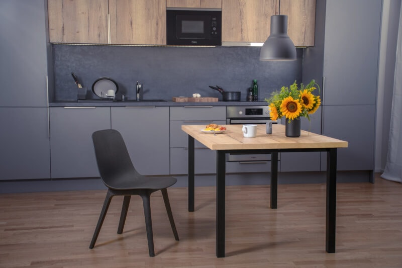 Jídelní stůl dub halifax s dekorací, židle IKEA